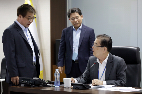 정의용(오른쪽) 청와대 국가안보실장이 북한이 이틀 만에 또다시 2차례 발사체를 쏘아 올린 2일 오전, 국가안전보장회의(NSC) 관계장관회의 주재에 앞서 서훈(왼쪽) 국가정보원장과 이야기를 나누고 있다.  연합뉴스