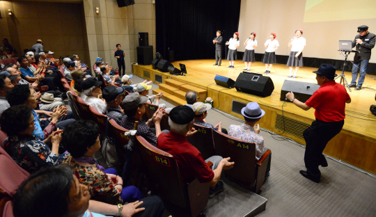지난달 31일 서울 중구 새문안로 22 ‘청춘극장’에서 진행된 노래교실에 참가한 노인 관람객들이 노래를 배우며 즐거워하고 있다. 김선규 기자 ufokim@
