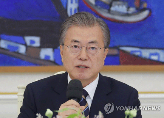 (서울=연합뉴스) 문재인 대통령이 18일 오후 청와대에서 열린 ‘정당대표 초청 대화’에서 여야 5당 대표들과 얘기를 나누고 있다. 2019.7.18