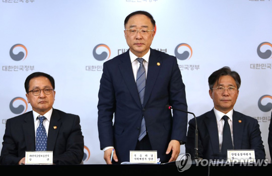 (서울=연합뉴스)  홍남기 경제부총리 겸 기획재정부 장관이 2일 오후 정부서울청사 브리핑룸에서 ‘일본 화이트리스트 배제관련 정부입장 관계부처 합동브리핑’에 앞서 인사 하고 있다. 왼쪽부터 유영민 과학기술정보통신부 장관, 홍 부총리, 성윤모 산업통상자원부 장관.