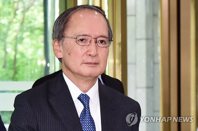 (서울=연합뉴스) 일본 정부가 한국을 전략물자 수출심사 우대대상국인 백색국가(화이트리스트) 명단에서 제외한 것과 관련해 나가미네 야스마사(長嶺安政) 주한 일본대사가 2일 초치돼 도렴동 외교부 청사로 들어가고 있다.