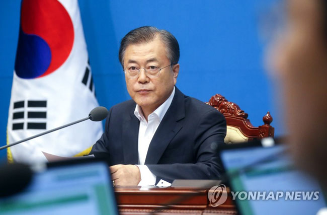 (서울=연합뉴스) 문재인 대통령이 2일 오후 청와대에서 일본의 추가 경제 보복 조치에 대한 대응방안을 논의하기 위해 열린 임시 국무회의에서 발언하고 있다. 이날 국무회의는 일본이 이날 오전 각의(국무회의)에서 한국을 ‘전략물자 수출심사 우대국’(화이트리스트·백색국가)에서 제외한 데 따른 조치다. 2019.8.2