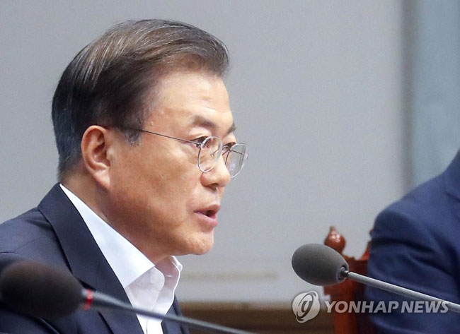(서울=연합뉴스) 문재인 대통령이 2일 오후 청와대에서 일본의 추가 경제 보복 조치에 대한 대응방안을 논의하기 위해 열린 임시 국무회의를 주재하고 있다. 이날 국무회의는 일본이 이날 오전 각의(국무회의)에서 한국을 ‘전략물자 수출심사 우대국’(화이트리스트·백색국가)에서 제외한 데 따른 조치다. 2019.8.2