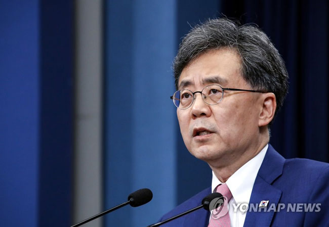 (서울=연합뉴스) 김현종 국가안보실 2차장이 2일 오후 청와대 춘추관 대브리핑룸에서 브리핑을 열고 일본이 이날 오전 각의(국무회의)에서 한국을 ‘전략물자 수출심사 우대국’(화이트리스트·백색국가)에서 제외한 것과 관련, 입장을 밝히고 있다. 2019.8.2