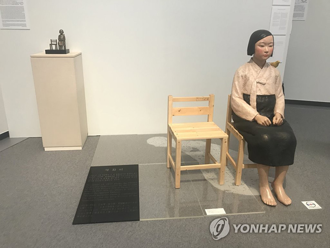 (서울=연합뉴스) 일본 아이치(愛知)현 나고야(名古屋)에서 열리고 있는 ‘아이치 트리엔날레 2019’의 기획전 ‘표현의 부자유전· 그 후’에 출품된 김운성 김서경 작가의 ‘평화의 소녀상’. 이 작품은 지난달 독일 도르트문트에서 ‘일본군 성노예제와 여성 인권‘을 주제로 열린 ’보따리전’에도 전시됐다. [김운성 작가 제공]