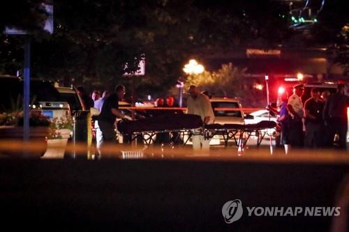 오하이오주 총격 사건 현장에서 사상자를 옮기는 구급대원들[AP=연합뉴스]