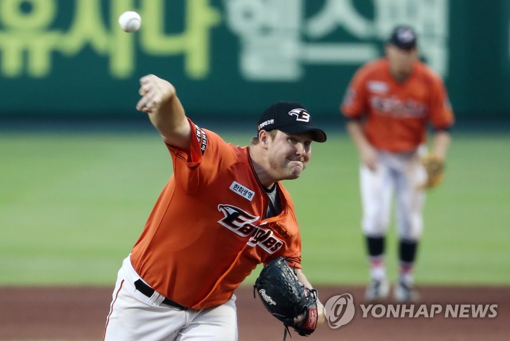 (대전=연합뉴스) 4일 대전 한화생명이글스파크에서 열린 프로야구 한화 이글스와 SK 와이번스의 경기. 7회초 한화 워윅 서폴드가 역투하고 있다. 2019.8.4