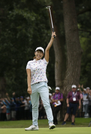 일본의 시부노 히나코가 5일 오전(한국시간) 영국 잉글랜드 밀턴킨스의 워번 골프클럽 마케스코스에서 열린 LPGA투어 AIG 브리티시여자오픈 4라운드 18번 홀에서 우승을 확정짓는 버디퍼트가 들어가자 환호하고 있다. AP연합뉴스