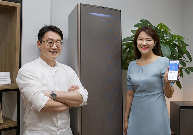 지난달 25일 경기 수원시 영통구 삼성디지털시티에서 만난 삼성전자 생활가전사업부 개발팀 황준(왼쪽)연구원과 에어컨 상품기획 담당 이경주 프로가 ‘삼성 무풍에어컨 갤러리’를 소개하고 있다. 삼성전자 제공