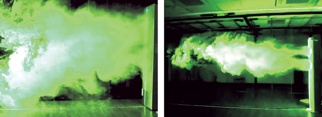 최근 경기 수원시 영통구 삼성디지털시티 주택환경실험실에서 레이저와 포그머신(fog machine)을 활용해 에어컨의 기류를 눈으로 확인하는 실험이 진행하고 있다. 무풍에어컨(왼쪽)과 일반 정속형 에어컨의 기류 흐름과 냉방 면적의 차이점을 확인할 수 있다.  삼성전자 제공