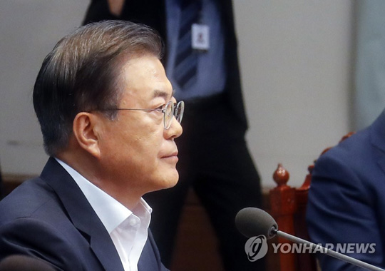 (서울=연합뉴스) 문재인 대통령이 2일 오후 청와대에서 일본의 추가 경제 보복 조치에 대한 대응방안을 논의하기 위해 열린 임시 국무회의에서 발언을 마친 뒤 굳은 표정으로 자리하고 있다. 이날 국무회의는 일본이 이날 오전 각의(국무회의)에서 한국을 ‘전략물자 수출심사 우대국’(화이트리스트·백색국가)에서 제외한 데 따른 조치다. 2019.8.2