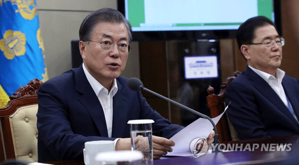 (서울=연합뉴스) 문재인 대통령이 5일 오후 청와대에서 수석·보좌관 회의를 주재하고 있다. 지난 2일 일본 화이트리스트 관련 긴급 국무회의 소집 후 사흘 만의 공식 회의 발언이다.