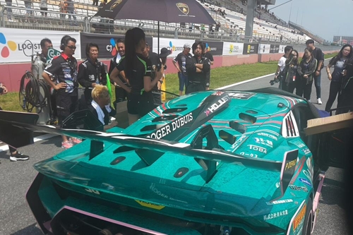 3~4일 전남 영암에서 펼쳐진 ‘람보르기니 슈퍼 트로페오 아시아 시리즈’에 출전한 일본인 드라이버의 차량 지붕 에어덕트에 욱일기가 붙어 있다.[지피코리아 제공]