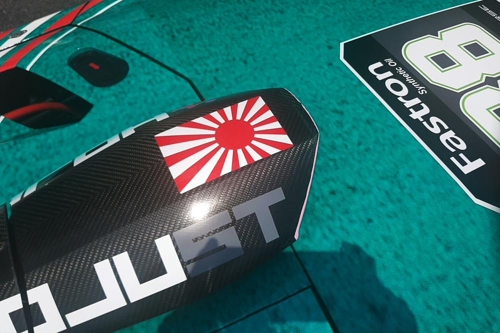 3~4일 전남 영암에서 펼쳐진 ‘람보르기니 슈퍼 트로페오 아시아 시리즈’에 출전한 일본인 드라이버의 차량 지붕 에어덕트에 욱일기가 붙어 있다.[지피코리아 제공]