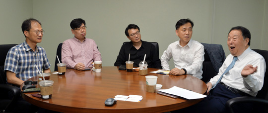 지난 7월 26일 문화일보 편집국 회의실에서 국내 인공지능(AI) 전문가들이 한자리에 모여 제도적 장벽과 향후 과제를 토론하고 있다.
