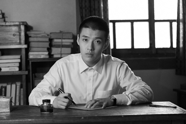 송몽규(박정민)가 혁명을 도모하겠다며 나가자 홀로 남은 윤동주는 책상에 앉아 시를 쓴다. 영화 속 동주는 배우 강하늘이 연기했다.