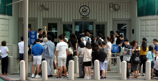 6일 오전 미국을 방문하려는 사람들이 비자를 발급받기 위해 서울 종로구 세종대로 주한 미 대사관 앞에서 줄을 선 채 입장 차례를 기다리고 있다. 이날부터 북한을 방문·체류한 적이 있는 한국민은 무비자 미국 입국이 불허됐다.
