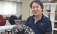 <우리 시대 무형문화재를 찾아>조개껍데기·나무와 시간이 빚은 장식… “배울수록 미묘해요”