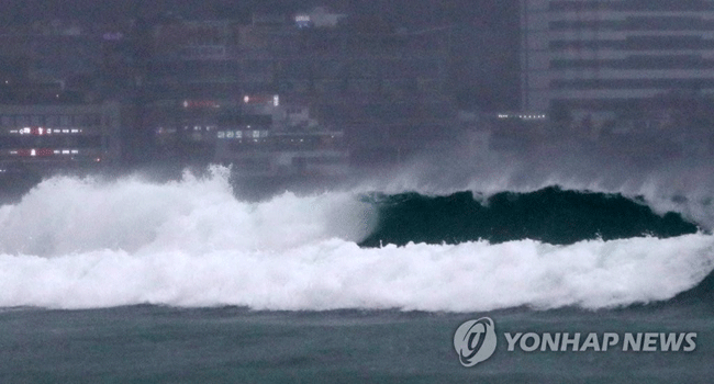 파도가 몰아치는 부산 해운대 해수욕장[연합뉴스 자료사진]