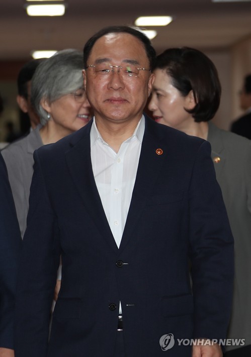 (서울=연합뉴스) 홍남기 경제부총리 겸 기획재정부 장관이 6일 정부서울청사와 세종청사를 영상으로 연결해 열린 국무회의에 참석하고 있다. 2019.8.6