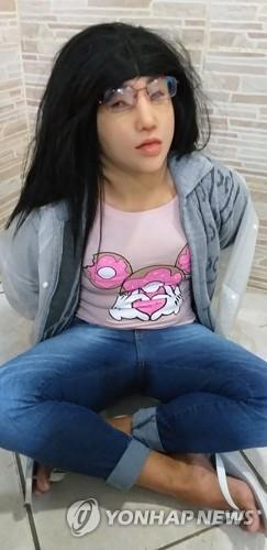 여성 변장을 하고 교도소를 탈출하려다 발각된 범죄두목 클라우비노 다 시우바의 탈옥실패 직후 모습. [AP=연합뉴스]
