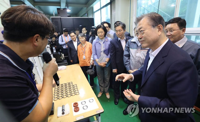 (김포=연합뉴스) 문재인 대통령이 유영민 과기부 장관, 박영선 중기부 장관, 성윤모 산자부 장관 등과 7일 오후 로봇 감속기 등 부품 제조업체인 김포 에스비비테크를 방문, 관계자로부터 제품 설명을 듣고 있다. 2019.8.7