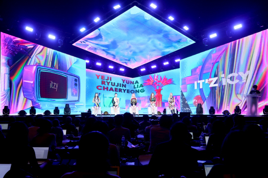 <안진용 기자의 behind the scene>극성 언론 쇼케이스 ‘온라인 생중계’… 이것도 ‘몰카’입니다