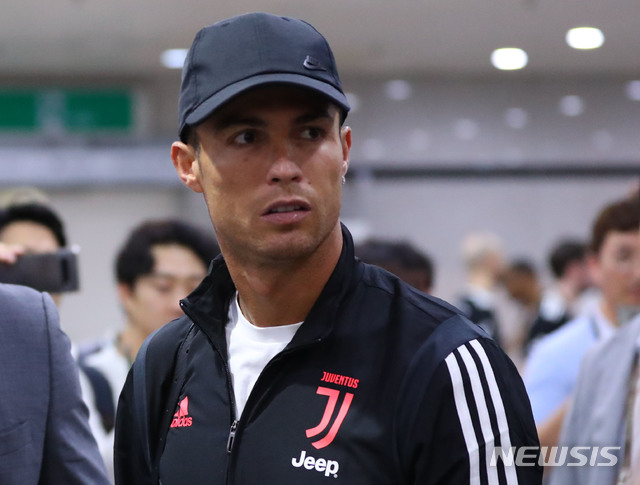 【서울=뉴시스】지난 7월26일 서울 마포구 서울월드컵경기장에서 열린 팀K리그와 유벤투스의 친선경기가 끝난 뒤 유벤투스의 크리스티아누 호날두가 경기장을 빠져나가고 있다. 당시 호날두는 경기에 출전하지 않았다. 2019.07.26.