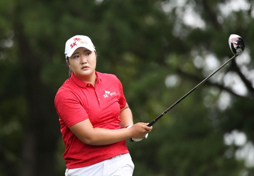 티샷한 뒤 볼을 쳐다보는 유해란. [KLPGA 제공]