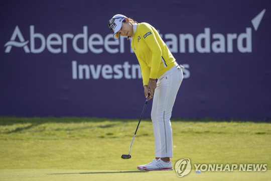 3라운드 15번 홀에서 퍼트하는 허미정 [PA/AP=연합뉴스]
