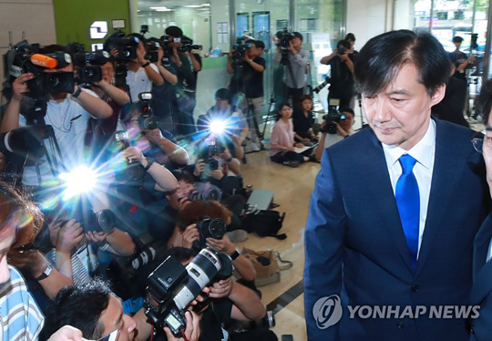 (서울=연합뉴스) 법무부 장관직에 내정된 조국 전 청와대 민정수석이 9일 오후 인사청문회 준비 사무실이 마련된 서울 종로구 적선동 현대빌딩에 출근하고 있다. 2019.8.9