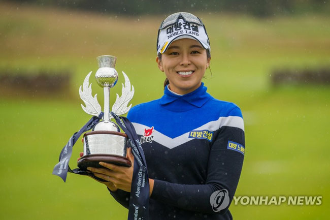 (서울=연합뉴스) 허미정이 미국여자프로골프(LPGA) 투어 스코틀랜드오픈(총상금 150만달러) 우승을 차지했다. 사진은 허미정이 트로피를 든 모습. 2019.8.12 [Tristan Jones 제공]