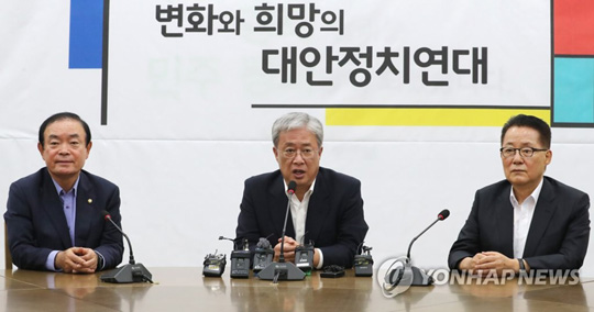 (서울=연합뉴스)  비당권파 모임인 ‘변화와 희망의 대안정치연대’(대안정치) 소속 의원들이 12일 오전 국회에서 대표 격인 유성엽 의원(가운데)을 위주로 회의를 진행하고 있다. 왼쪽부터 장병완, 유성엽, 박지원 의원. 2019.8.12
