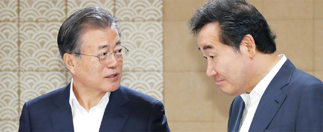 문재인 대통령이 13일 오전 청와대에서 열린 국무회의에 앞서 이낙연 국무총리와 이야기를 나누고 있다.  연합뉴스