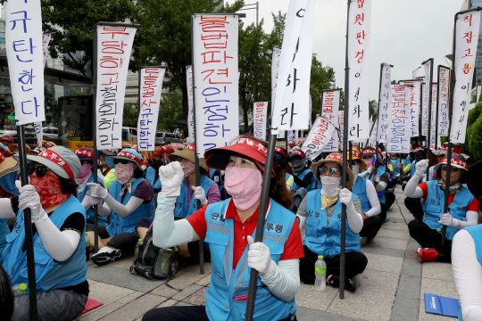 한국노총 및 민주노총 조합원들이 지난 7일 서울 중구 파이낸스센터 앞에서 열린 ‘1500명 대량해고 자행한 문재인 정부·이강래 한국도로공사 사장 규탄! 직접 고용 쟁취! 공동 결의대회’에 참석해 구호를 외치고 있다.   뉴시스