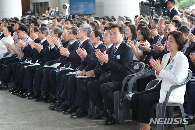 【천안=뉴시스】15일 오전 천안 독립기념관 겨레의 집에서 열린 제74주년 광복절 경축식에서 이해찬 더불어민주당 대표, 황교안 자유한국당 대표, 손학규 바른미래당 대표 심상정 정의당가 문재인 대통령의 경축사에 박수를 보내고 있다. 심상정 대표 옆 정동영 민주평화당 대표의 자리가 비어 있다.