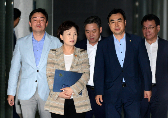 김현미(왼쪽 두 번째) 국토교통부 장관이 지난 12일 ‘민간택지 분양가 상한제 개선방안’을 논의하는 당정협의에 참석하고 있다. 김선규 기자 ufokim@