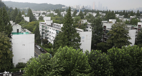 정부가 지난 12일 민간택지 분양상한제 10월 시행을 발표하면서 서울 주택 시장이 혼돈 양상을 보이고 있다. 특히 재건축 관리처분계획 인가가 끝난 재건축조합들은 ‘사유재산권 침해’를 주장하며 강력히 반발하고 있다. 시공사를 선정하고 재건축을 추진하는 서울 서초구 반포동 반포주공아파트 단지 전경.  뉴시스