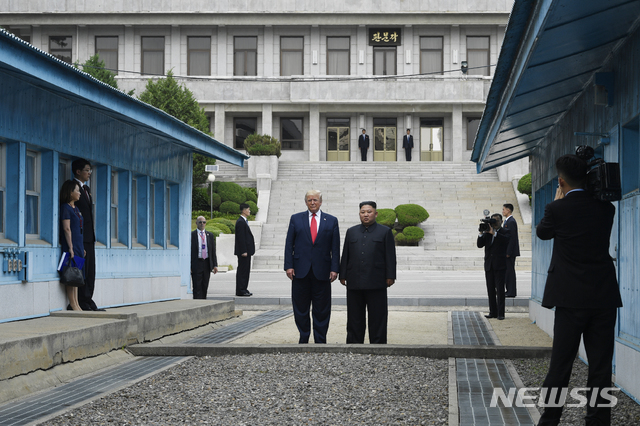 【파주=AP/뉴시스】도널드 트럼프 미국 대통령이 30일 경기도 파주시 비무장지대 판문점 공동경비구역에서 월경해 북측에서 김정은 북한 국무위원장과 함께 포즈를 취하고 있다. 2019.06.30.