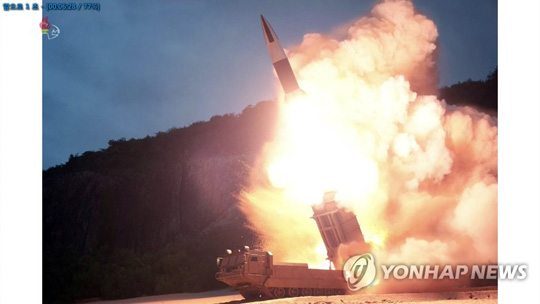 북한이 지난 10일 함경남도 함흥 일대에서 실시한 2발의 단거리 발사체 발사 모습. 북한조선중앙TV가 공개한 발사 장면 [연합뉴스 자료사진]