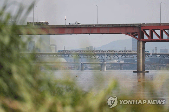 (고양=연합뉴스) 지난 12일 경기도 고양시 마곡철교 인근에서 몸통만 남은 시신이 발견돼 경찰이 수사 중이다. 경찰은 살해된 뒤 유기된 것으로 보고 나머지 시신과 유류품을 3일째 수색하고 있다. 사진은 14일 마곡철교와 방화대교 일대의 모습. 2019.8.14