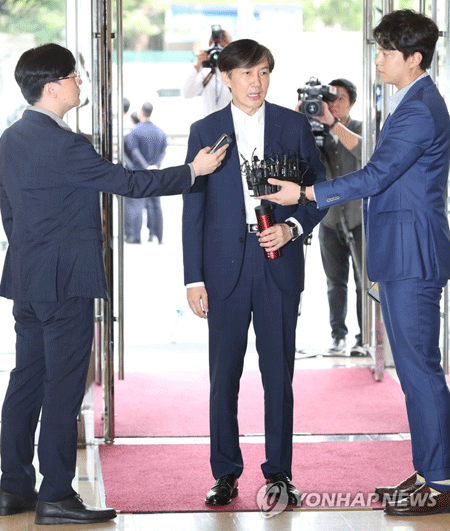 (서울=연합뉴스) 조국 법무부 장관 후보자가 19일 오전 인시청문회 준비 사무실이 마련된 서울 종로구의 건물로 출근, 취재진 질문에 답하고 있다. 2019.8.19