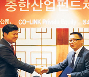 조국 법무부 장관 후보자 친척으로 사모펀드 코링크프라이빗에쿼티(PE)의 실소유자라는 의혹이 제기된 조모(왼쪽) 씨가 2016년 그랜드인터컨티넨탈호텔에서 중한산업펀드 투자를 위한 양해각서(MOU)를 체결하고 루웨이 장쑤화군과학기술발전공사 회장과 기념촬영을 하고 있다.  김도읍 의원실 제공