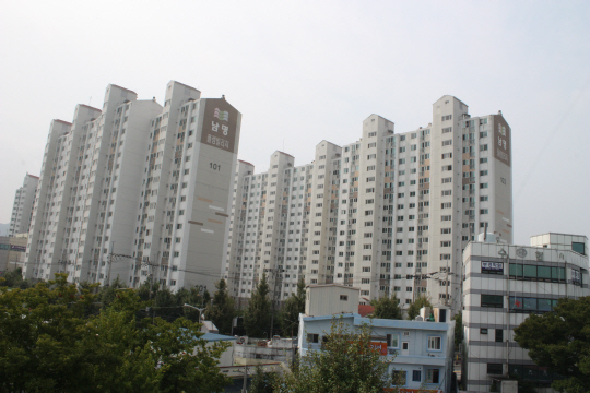 옛 웅동중학교 자리인 창원시 진해구 마천동에 들어선 남명플럼빌리지 아파트.  박영수 기자