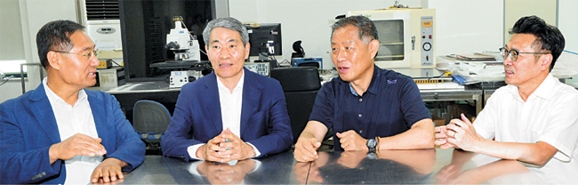 지난 16일 서울 성동구 한양대 IT-BT관 연구실에서 선양국(왼쪽부터)·권오경·하성규·이정호 한양대 교수 등이 한·일 무역 마찰 극복 방안에 관해 의견을 나누고 있다.