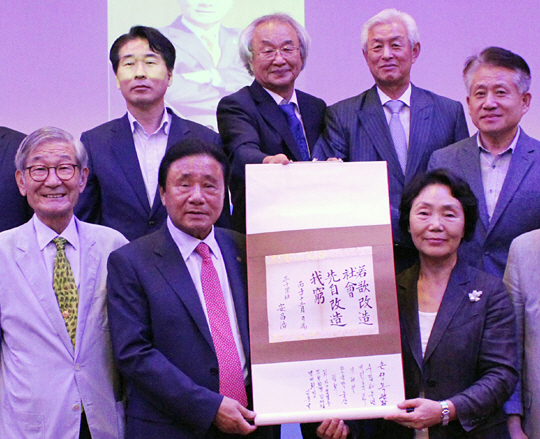 17일 전시 개막식에서 손성목(앞줄 왼쪽 두 번째) 관장과 부인 우종숙(〃〃세 번째) 여사 그리고 왼쪽부터 김종규 한국박물관협회 명예회장, 김성호 강원도 부지사, 윤열수 한국박물관협회장, 김쾌정 한국박물관협회 전 회장, 강희문 강릉시의원.
