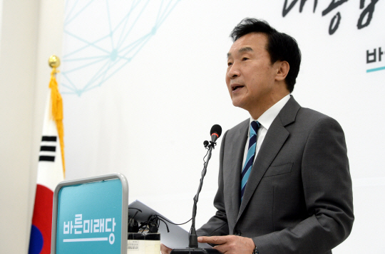 손학규 바른미래당 대표가 20일 오전 국회에서 기자회견을 열고 바른미래당 중심으로 중도 통합·개혁 세력이 모이는 제3지대 ‘빅 텐트’를 준비하겠다는 내용의 ‘손학규 선언’을 발표하고 있다.