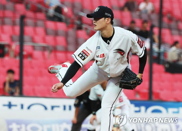 (수원=연합뉴스) 20일 오후 경기도 수원시 장안구 kt위즈파크에서 열린 2019 KBO리그 프로야구 키움 히어로즈와 kt 위즈의 경기. 1회 초 KT 선발투수 배제성이 역투하고 있다. 2019.8.20