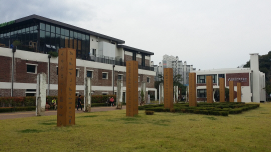 <김종대의 동네 집 이야기>조각에서 건축까지… 자연과 예술의 공존 ‘진정한 휴식처’