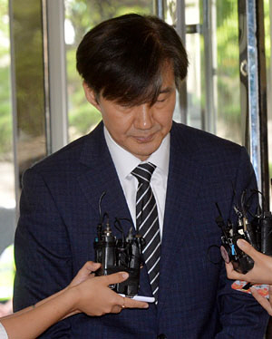 조국 법무부 장관 후보자 일가에 대한 각종 의혹이 제기되고 있는 가운데 조 후보자가 21일 오전 서울 종로구 적선현대빌딩으로 출근하면서 두 손을 모은 채 기자들의 질문을 듣고 있다.   김낙중 기자 sanjoong@